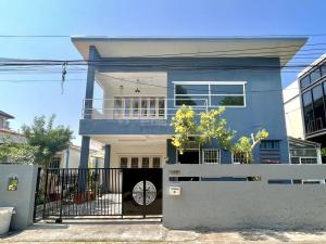 For RentHousePattanakan, Srinakarin : 2-story detached house for rent, Soi Phatthanakan 41, not deep into the alley. Near Lotus Phatthanakan Beautiful house in foreign style some furniture