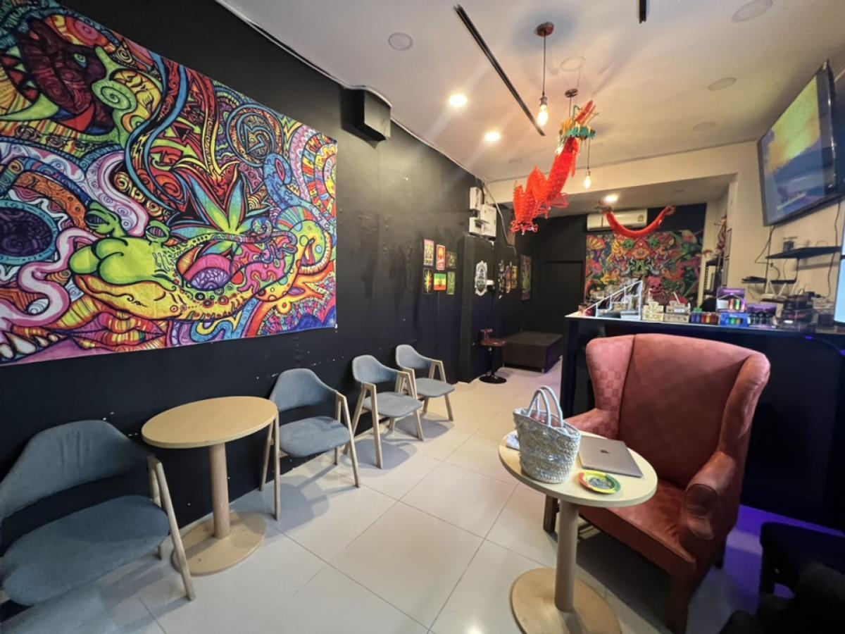 For RentRetailYaowarat, Banglamphu : Rental : Cannabis Cafe and Bar with full equipment and license in Khaosan ,  80 sqm , 2 Storeys ปล่อยเช่า / เซ้ง ร้านกัญชา ตึก 2 ชั้น ถนนข้าวสาร พร้อมใบอนุญาติ กัญชา , 80 ตรม ** Take Over : 900,000 THB ** 🔥🔥Rental price : 75,000 THB / month 🔥🔥More