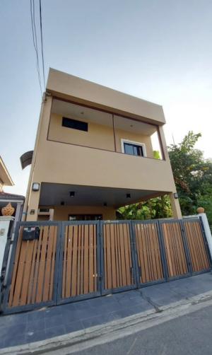 For RentTownhouseVipawadee, Don Mueang, Lak Si : 16,500.- House for rent, 42 square meters, with furniture, Pin Charoen Village, Soi Saranakhom 33, Songprapa Road, near Ozone One Market. Near Don Mueang Airport