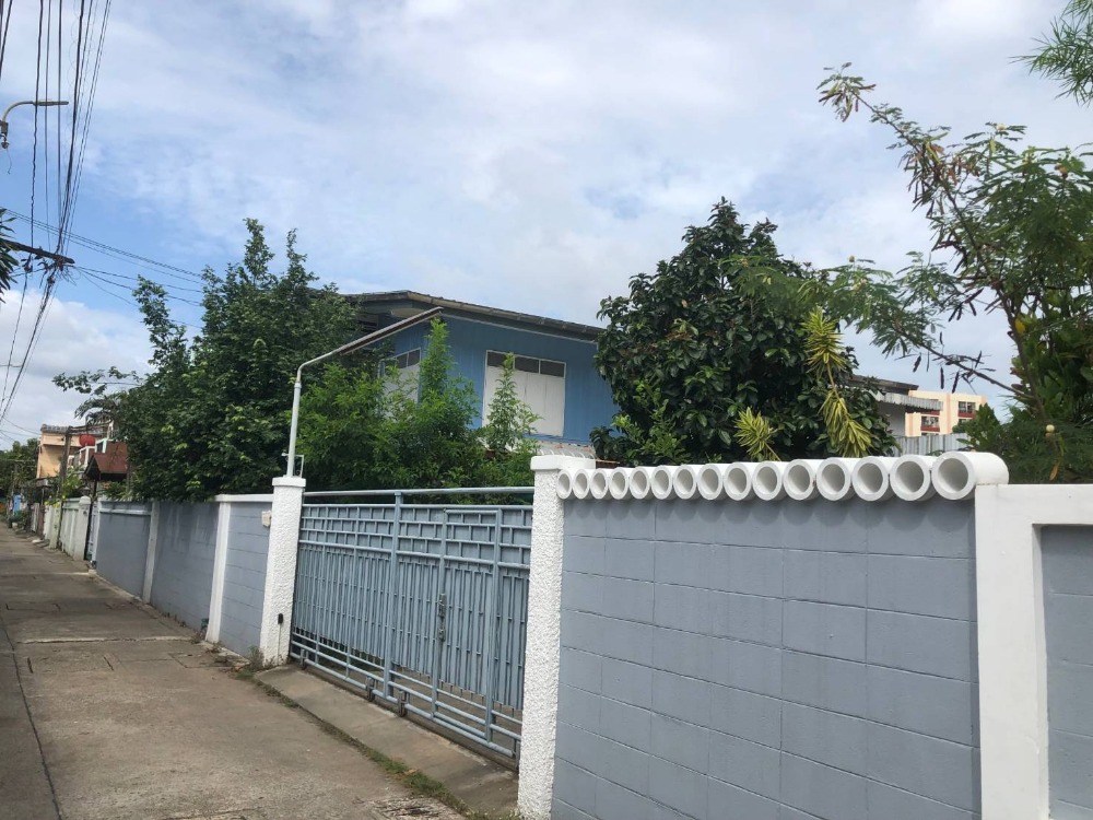 For RentHousePinklao, Charansanitwong : Accepts pets, 4 bedroom detached house, great location, ready to rent, Bang Khun Non Road, very good location, convenient travel, easy to find things to eat, close to Bang Khun Non MRT - suitable for families to live in/students - home office