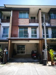 For RentTownhousePattanakan, Srinakarin : 3-story townhome for rent, Plus City Park Srinakarin Suan Luang 9, Nong Bon Subdistrict, Prawet District - Rental price 24,500 baht/month.