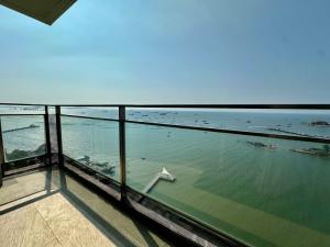 For RentCondoSriracha Laem Chabang Ban Bueng : Marina Bayfront 2 bedroom Sriracha Condo, suite with built-ins, sea view.