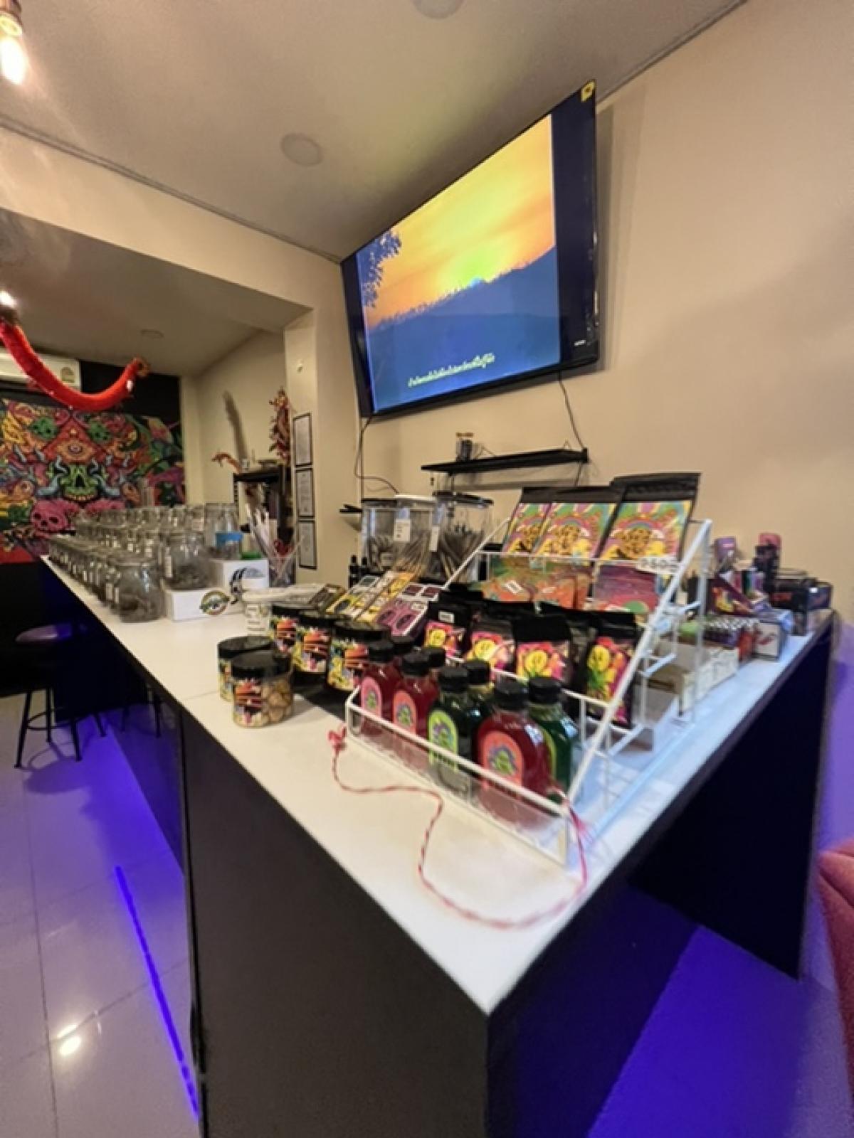For RentRetailYaowarat, Banglamphu : Rental : Cannabis Cafe and Bar with full equipment and license in Khaosan ,  80 sqm , 2 Storeys For rent/lease cannabis shop, 2-story building, Khao San Road, with cannabis license, 80 sq m. ** Take Over : 900,000 THB ** 🔥🔥Rental price : 75,000 THB / mont