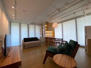 ให้เช่าคอนโดสุขุมวิท อโศก ทองหล่อ : CHALERMNIT ART DE MAISON 95 sq.m. 1big bedroom 2bath 1living fully furnished For rent 70,000 baht