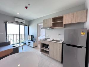 For RentCondoPattanakan, Srinakarin : New Noble Srinakarin-LaSalle Complete with electrical appliances, including an electric stove and a range hood. Add Line @rentcondo.
