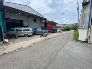 For RentWarehouseRama 2, Bang Khun Thian : #Warehouse for rent: Thian Talay Factory 20 There is a worker room size 400 sq m. for rent at a price of 35,000 baht/month: usable area 400 sq m. Warehouse/factory with office for rent, has a mezzanine, large cars can enter, 2 bedrooms, 4 bathrooms, 3 yea