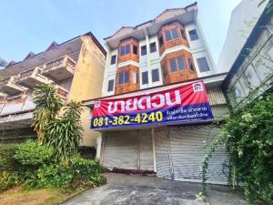For SaleShophouseChiang Mai : Commercial building for sale, 3 floors, 48 ​​sq m, next to the city moat of Chaeng Sri Phum. Near Tha Phae Gate