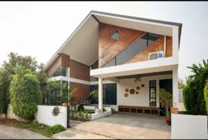 For SaleHouseChiang Mai : Selling a house, selling with the intention of selling!! Beautiful house, Modern Loft style, in the old San Kamphaeng Road area, Chiang Mai.