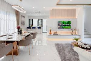 For SaleHousePattaya, Bangsaen, Chonburi : (b3490) Single house for sale, The centro one Phan Thong, 2-story house, new, first hand, in the project, 160 sq m, near Amata Chonburi. The central part is very complete.
