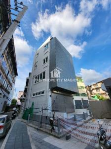 For RentShophouseLadprao101, Happy Land, The Mall Bang Kapi : Newly built commercial building, 3.5 floors, 2 units, good location, beautifully decorated, for rent in Lat Phrao-Bang Kapi area, near MRT Lam Sali Intersection, only 70 meters.