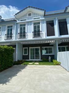 For RentTownhouseBangna, Bearing, Lasalle : Townhome for rent, Indy 4, Bangna Km 7, beautifully decorated, air conditioned, fully furnished, 3 bedrooms, 3 bathrooms, rental price 44,000 baht per month.
