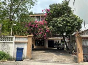 For SaleLandSilom, Saladaeng, Bangrak : House for sale with land 2 ngan 51 sq m.