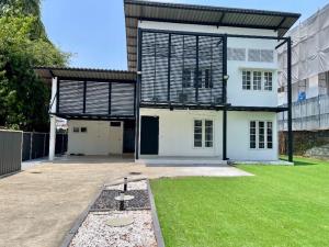 For RentHome OfficeNawamin, Ramindra : For rent, 2-story detached house on large land, only 250 meters to BTS Ramintra Km. 6 (pink), suitable for a Home Office, able to register a business.