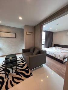 For RentCondoSukhumvit, Asoke, Thonglor : The Ace Ekamai ♦ Size 32 sq m,6th floor  ♦ 1 bedroom, 1 bathroom, near BTS Ekamai ♦ Beautiful built-in, fully furnished, ready to move in, very new room ♦ Convenient transportation
