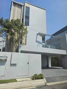 For RentHousePattanakan, Srinakarin : HR1608 3-story detached house for rent with elevator, VIVE Village, Krungthep Kreetha, beautifully decorated, ready to move in.