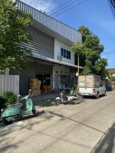 For RentWarehousePathum Thani,Rangsit, Thammasat : BS1365 Warehouse for rent, total usable area 400 sq m., Lam Luk Ka Khlong Nueng area, next to the road on 2 sides, can do business, can make a warehouse. Near Thupatemi Golf Course.