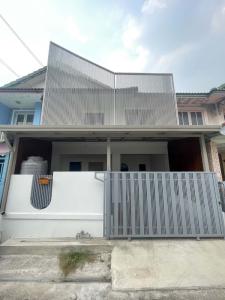 For SaleTownhousePathum Thani,Rangsit, Thammasat : The owner is selling it himself. Beautiful house in modern style Newly decorated throughout Rangsit Khlong 3. Please inquire.