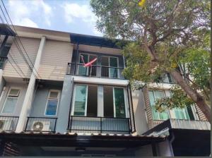 For RentTownhouseKaset Nawamin,Ladplakao : For rent, 3-story townhome, Lat Pla Khao, 3 bedrooms (ensuite bathroom), furnished, ready to move in, near The Jas, Lat Pla Khao BTS Station, Kasetsart University, Sripatum University, Nawamin City Avenue *Can register a company, Can raise small animals*