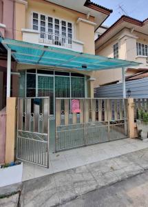 For RentTownhouseLadprao101, Happy Land, The Mall Bang Kapi : Townhome for rent, 3 floors, split level, Lat Phrao 101, 2 bedrooms, 2 bathrooms, 3 air conditioners, water heater. Near Lat Phrao 101 BTS Station, Lat Phrao Hospital, Vejthani Hospital, The Mall Bangkapi, CDC, Central Eastville *Can keep no more than 2 c