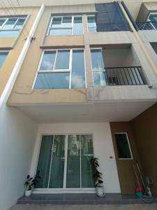 For RentTownhouseNawamin, Ramindra : 3-story townhome for rent (Bless Town) Bless Town Ramintra 127, 3 bedrooms, 3 bathrooms, near the BTS station, good location, beautiful house, owner lives in it himself.