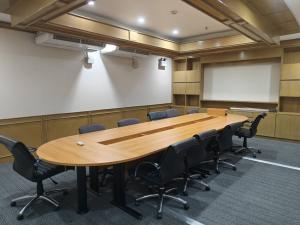 For RentOfficeRatchadapisek, Huaikwang, Suttisan : Office office for rent Fully furnished, size 367.40 square meters, fixed parking for 4 cars, RS Tower Building, Ratchadaphisek Road, Bangkok