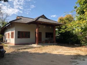 For SaleHouseChiang Rai : House for sale 1 million baht, Pa Ngio, Wiang Pa Pao, Chiang Rai, next to a community road, close to electricity, Global House, hospital, entering from Asia Road only 200 meters.