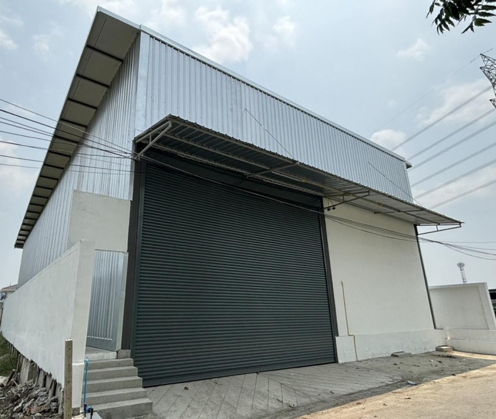 For RentWarehouseChaengwatana, Muangthong : Warehouse for rent, factory, warehouse, 1 phase electricity, Liap Khlong Prapa Road. Near Srisamarn - Don Mueang Expressway, high roof. Good ventilation The alley is not crowded. Privacy, easy entry and exit, suitable for storing products.