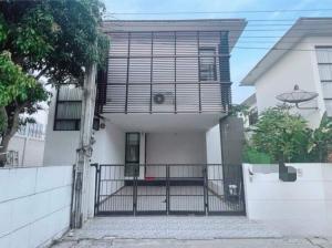 For RentHouseBangna, Bearing, Lasalle : Single house for rent, Amust Bangna project, has 4 air conditioners, partially furnished, 3 bedrooms, 3 bathrooms, rental price 35,000 baht per month.