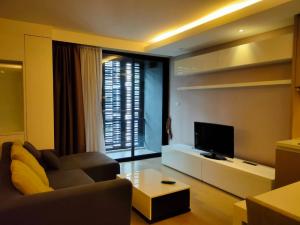 For RentCondoSukhumvit, Asoke, Thonglor : Condo for rent Mode Sukhumvit 61 Building A, view from the swimming pool balcony (S03-1738)