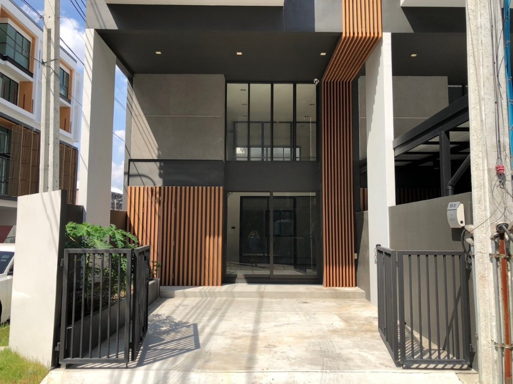 For RentTownhousePattanakan, Srinakarin : 🏠For rent/sale Shizen Phatthanakan 32 project, Japanese style townhome that comes with the highlight of Double space that is as high as 5.4 meters.