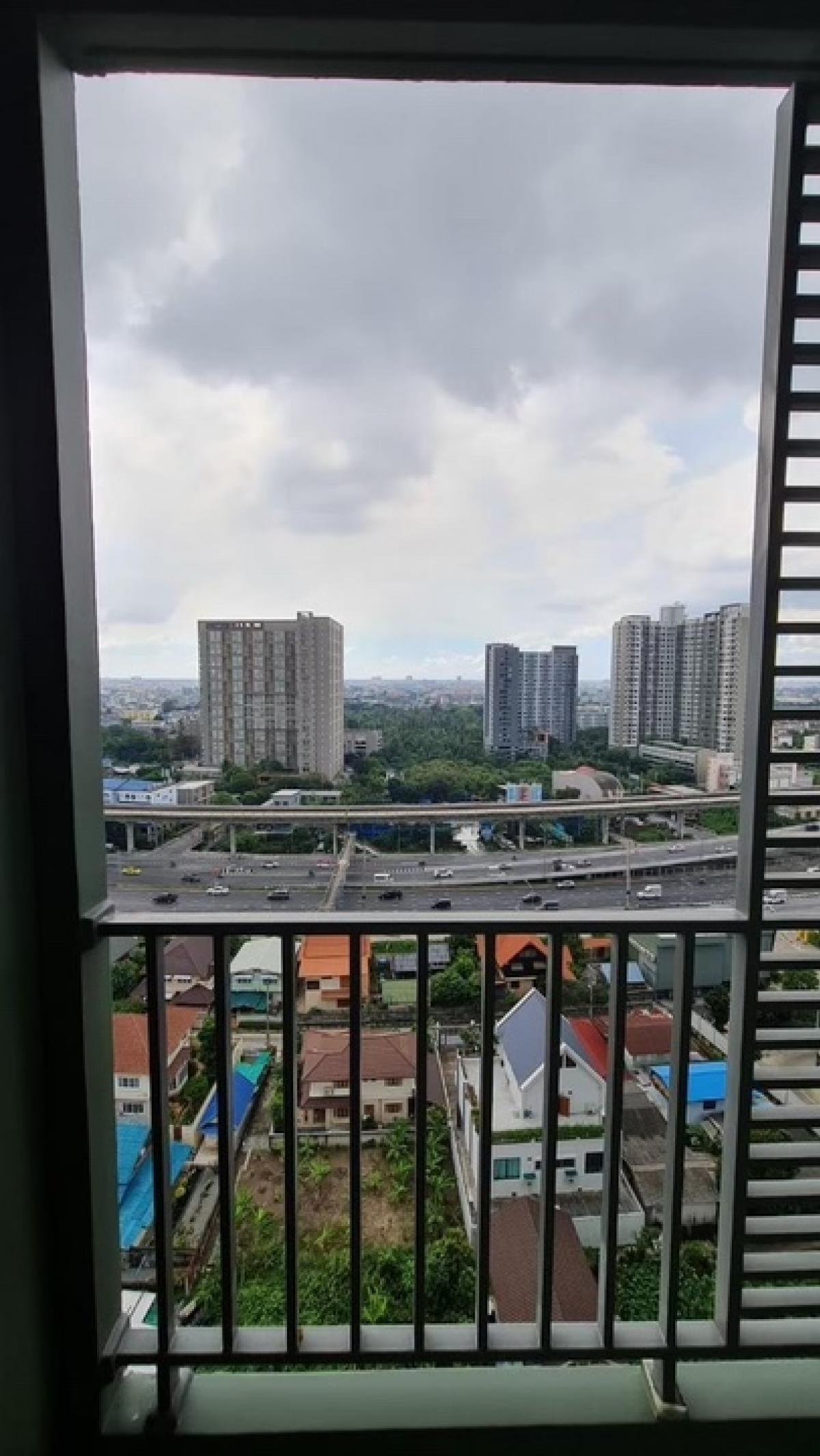 For SaleCondoThaphra, Talat Phlu, Wutthakat : [Sale by owner] Condo Elio Sathorn Wutthakat [ELIO] - Room 31 sq m, Building B, 16th floor, balcony view on the BTS side.