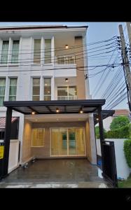 For SaleTownhouseLadkrabang, Suwannaphum Airport : 🔥The owner is selling it himself, corner house next to the project garden. The house has been renovated and is very beautiful.