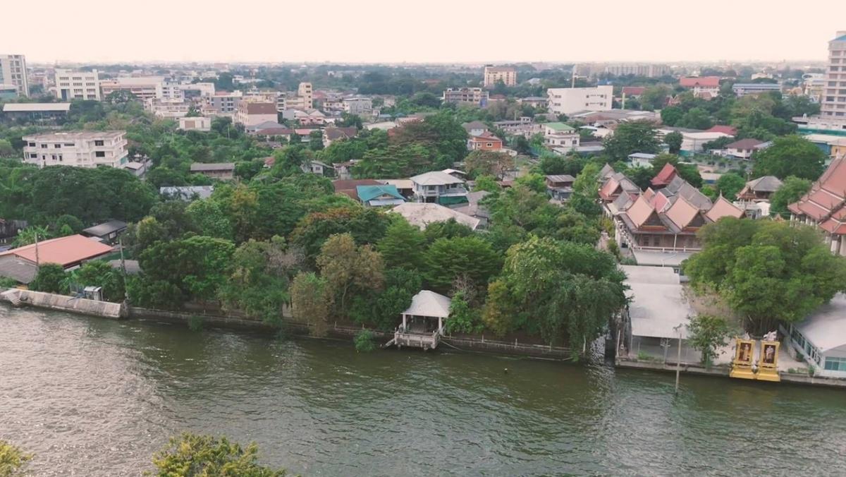 For SaleHousePinklao, Charansanitwong : 📢👇 Land for sale, 2 rai, next to the Bangkok Noi canal, waterfront width 65 meters, has a large garden and large trees around the house, shady, with a house with 5 bedrooms, approximately 17 years old, good Feng Shui, prosperity for the whole family.
