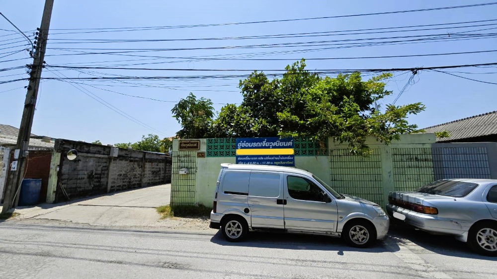 For SaleLandLadkrabang, Suwannaphum Airport : Opportunity to invest and own a business has arrived!! Urgent sale, land with garage! and tenant 137 sq m. Soi On Nut 80, only 350 meters from Sukhumvit 77 Road, suitable for further business. , developed into housing Or buy and save and invest right away