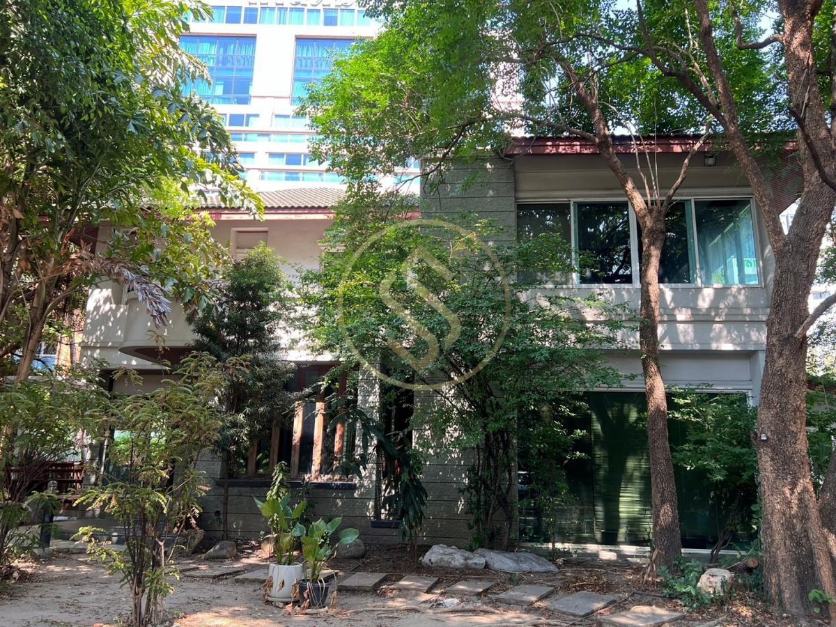 For RentHouseSapankwai,Jatujak : Luxury  Single House for Rent! Prime location at Pratipat ,Ari