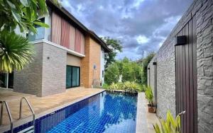 For RentHouseChiang Mai : Large pool villa for rent Beautifully decorated in a village with shady trees. Beautiful house in San Phak Wan zone, Chiang Mai.