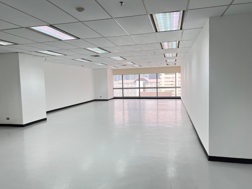 For RentOfficeSukhumvit, Asoke, Thonglor : Office in the heart of Asoke, high floor, beautiful view, 100% condition. Special rental !