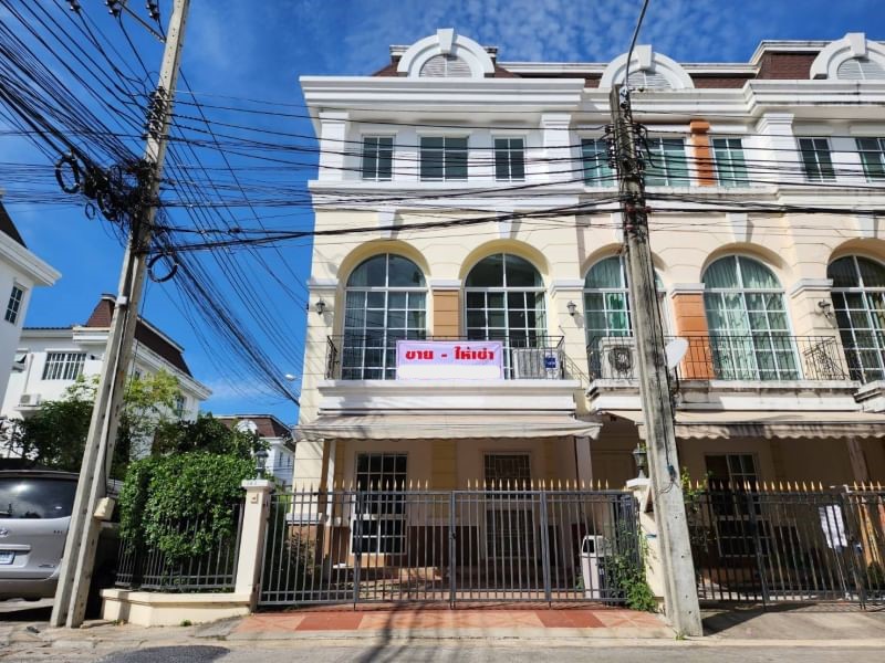 For RentTownhouseKaset Nawamin,Ladplakao : Corner townhouse at soi Nuanchan 32 with pet friendly and can register company 3 bedrooms, 4 bathrooms