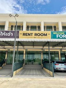 For RentShophouseNakhon Pathom : Commercial building for rent, 3 floors, 220 sq m, Salaya Nakhon Pathom area, next to Salaya Nakhon Chai Si Road. There are 3 rooms to choose from, suitable for renting for business, restaurant, spa, clinic, home office, residence.