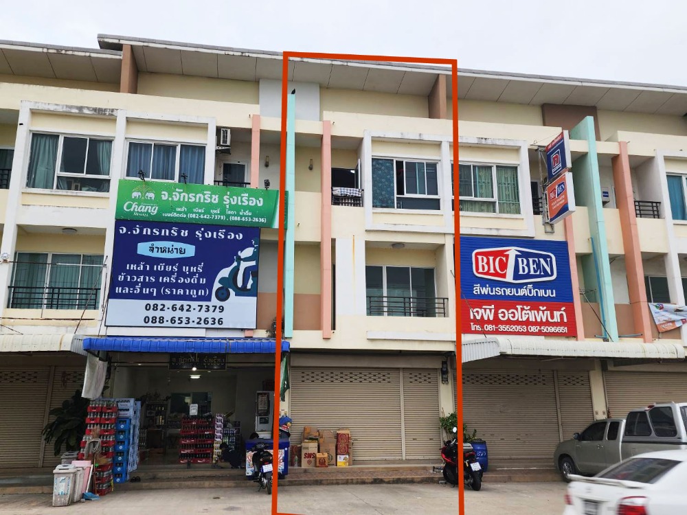 For RentShophousePathum Thani,Rangsit, Thammasat : Commercial building for rent, next to the road, near Lat Sawai Market, wide front, convenient parking, Rangsit, Lam Luk Ka, Pathum Thani.