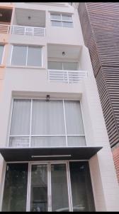 For RentTownhouseSukhumvit, Asoke, Thonglor : Townhome for rent, Town in Town, along Ekamai Air Expressway, partially furnished, 4 bedrooms, 3 bathrooms, rental price 30,000 baht per month [Company registration possible]