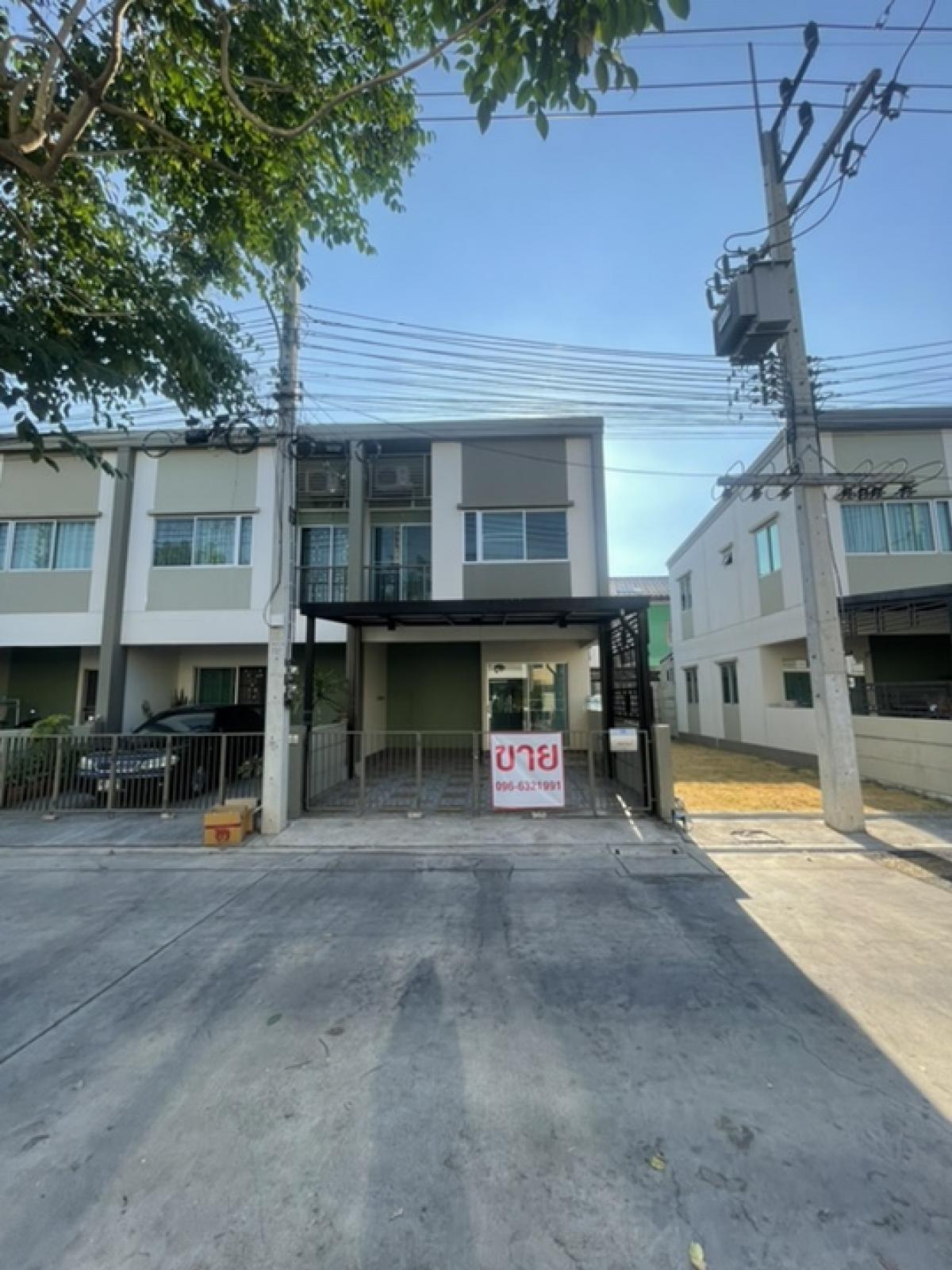 For SaleTownhousePathum Thani,Rangsit, Thammasat : Best value in the village The owner sells it himself, Lumpini Townville Rangsit Khlong 2, Baan Rim, wider, fully renovated, townhouse, 3 bedrooms, 2 bathrooms.