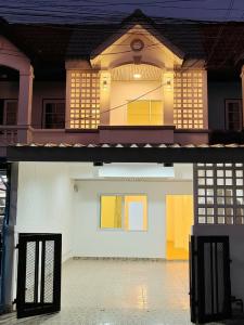 For SaleHouseNawamin, Ramindra : S2743 Newly renovated house for sale, cheapest price, Arunthorn Village, Or Ngoen-Watcharaphon, near the expressway.