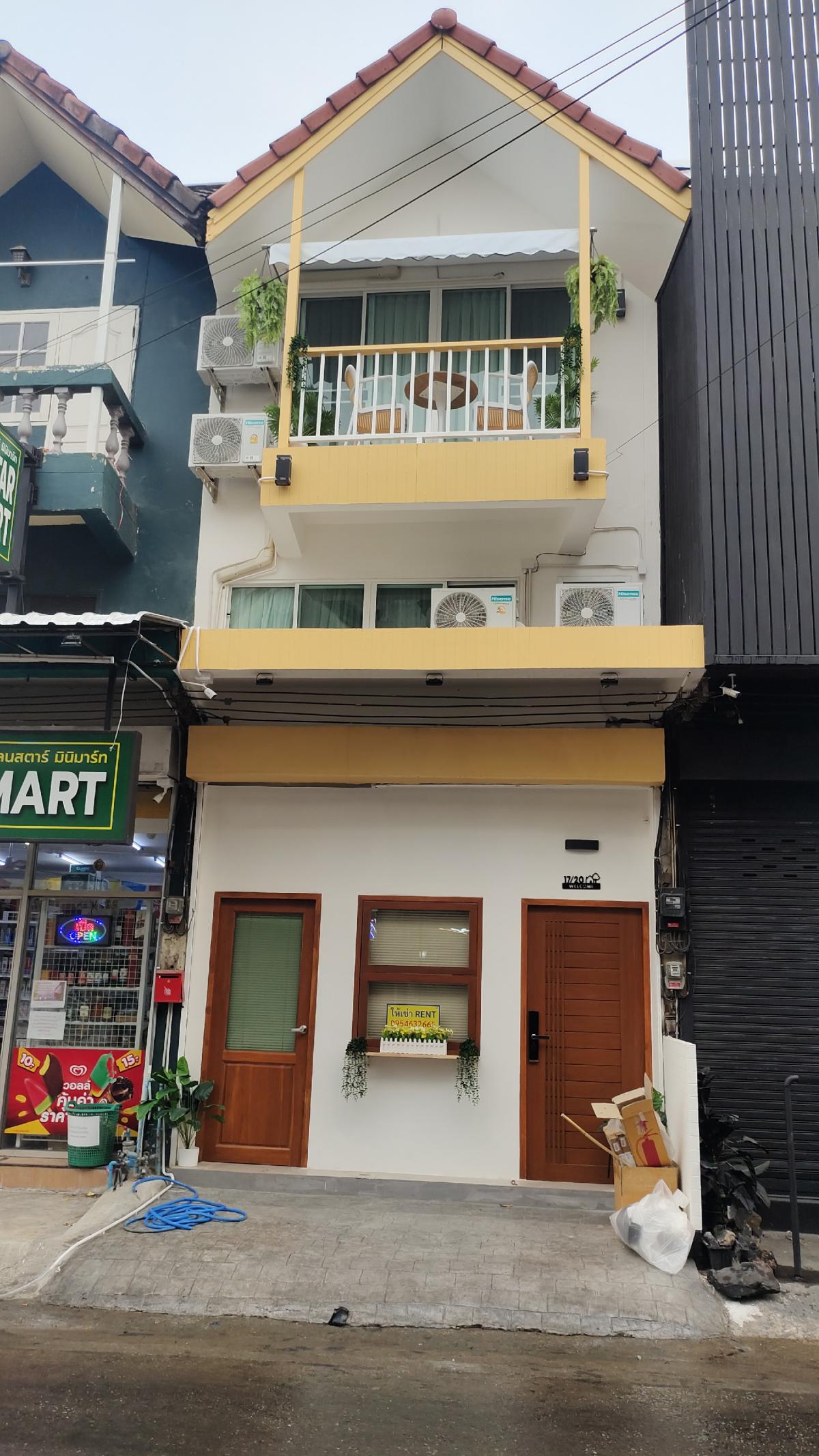 For RentTownhouseChiang Mai : Rent a building next to the road for commercial use, residential use, completely renovated.