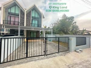 For RentTownhousePattaya, Bangsaen, Chonburi : #2-storey townhome for rent, 2 bedrooms, 3 bathrooms, brand new house for rent. Phusiri Village Baan Surasak-Khao Khan Song, convenient to travel, just away from the main Indochina road. There are complete amenities. Rental price 12,000 baht/month.