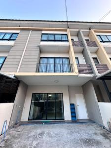 For RentTownhouseLadkrabang, Suwannaphum Airport : 3-story townhome for rent, The Connect Up 3 project, Chaloem Phrakiat Rama 9 Soi 67, cheapest in the project.