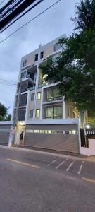 For RentHome OfficeRama9, Petchburi, RCA : For rent, 6-story home office with elevator in Soi Rama 9 26, has a rooftop terrace.