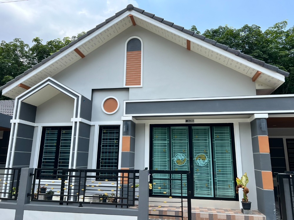 For RentHouseRayong : For rent, modern style detached house, Maenam Khu Soi 4, Pluak Daeng, Rayong, size 3 bedrooms, 2 bathrooms, area 60 sq m. New house ready to move in, price 8,500 baht per month.