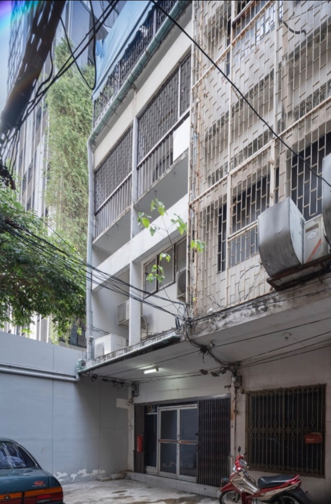 For SaleShophouseSilom, Saladaeng, Bangrak : Commercial building for sale, 4.5 floors, Pan Road, near Wat Khaek, cheap, suitable for opening a company. or suitable for investment purchase Interested? Line @841qqlnr