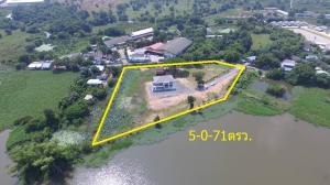 For SaleLandSaraburi : Large plot of land for sale with house, size 5 rai, beautiful canal view, Mittraphap Road, Mueang Saraburi. (Broker attached to owner)